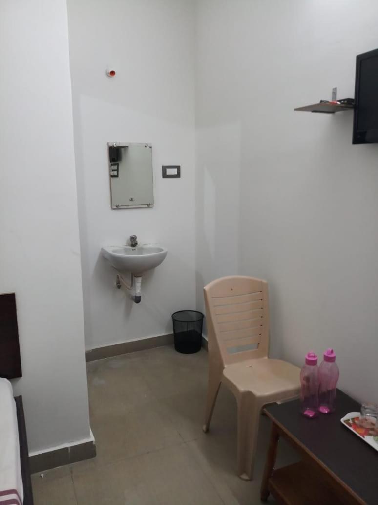 Hôtel Sri Kousthubham Residency à Tirupati Extérieur photo